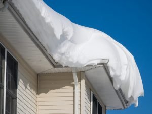 Schnee ist nicht gleich Schnee, je nach Witterung ist er leichter oder schwerer. Ob ein Dach geräumt werden muss, das ergibt sich aus der Zusammensetzung. Foto: oldmn/AdobeStock