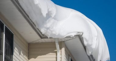 Schnee ist nicht gleich Schnee, je nach Witterung ist er leichter oder schwerer. Ob ein Dach geräumt werden muss, das ergibt sich aus der Zusammensetzung. Foto: oldmn/AdobeStock