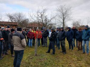 Kreisfachberater demonstrierte den richtigen Schnitt. Foto: Willi Kernbichl/Gartenbauverein Viechtach