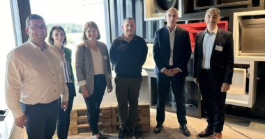 Landrat Dr. Ronny Raith (re.), Bürgermeister Andreas Kroner (li.) und Wirtschaftsförderin Teresa Raith (3.v.li.), tauschten sich mit den Schock-Verantwortlichen um CSO Alexander Zeeh (2.v.re.), Personalchefin Susanne Schmid und Christian Hain (Referent der Produktionsleitung) aus. Foto: Heiko Langer / Landratsamt Regen