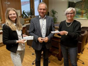 Unser Bild zeigt die Gleichstellungsbeauftragte Sabine Riedl (li.) mit Büroleiter Günther Weinberger und Landrätin Rita Röhrl. Foto: Heiko Langer/Landkreis Regen  