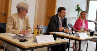 Landrätin Rita Röhrl (li.) und MdL Max Gibis freuten sich über die offenen Worte von Staatsministerin Kerstin Schreyer. Foto: Langer/Landrkeis Regen