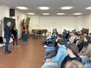 Schulleiter Richard Lang (3.v.li.) begrüßte Landrat Dr. Ronny Raith (li.) und die Kommunale Jugendpflegerin Kathrin Götz (2.v.li.) an der Mittelschule Bodenmais. Die Jugendlichen hörten nicht nur zu, sie stellten viele Fragen. Foto: Heiko Langer / Landratsamt Regen