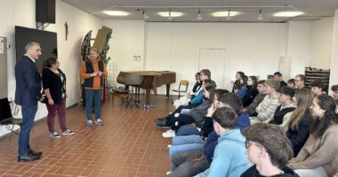 Schulleiter Richard Lang (3.v.li.) begrüßte Landrat Dr. Ronny Raith (li.) und die Kommunale Jugendpflegerin Kathrin Götz (2.v.li.) an der Mittelschule Bodenmais. Die Jugendlichen hörten nicht nur zu, sie stellten viele Fragen. Foto: Heiko Langer / Landratsamt Regen