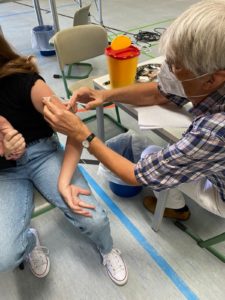 Dr. Walter Stoiber ist einer von vielen Ärzten, die im Impfzentrum und bei den mobilen Impfteams im Einsatz ist. Foto: Rebecca Metz/Impfzentrum Regen