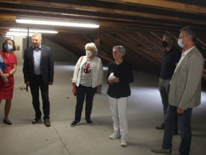 Schulleiter Oswald Peter (re.), Architekt Robert Brunner (2.v.re.) und Landrätin Rita Röhrl (3.v.re) informierten beim Rundgang, wie hier auf dem Dachboden der Berufsschule Regen, über den Zustand der Schule. Foto: Langer/Landkreis Regen