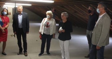 Schulleiter Oswald Peter (re.), Architekt Robert Brunner (2.v.re.) und Landrätin Rita Röhrl (3.v.re) informierten beim Rundgang, wie hier auf dem Dachboden der Berufsschule Regen, über den Zustand der Schule. Foto: Langer/Landkreis Regen