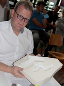 Die Kreisräte, hier Bürgermeister Fritz Schreder aus Frauenau, konnten sich am einfachen 3-D-Modell bereits ein Bild von der neuen Berufsschule machen. Foto: Langer/Landkreis Regen