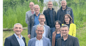 Unser Bild zeigt Landrat Dr. Ronny Raith (vorne v.li.) mit den Gymnasiums-Direktoren Martin Huber (Zwiesel) und Martin Friedl (Viechtach); mittlere Reihe, v.li. Berufsschulleiter Andreas Loibl, Förderschulrektorin Birgit Heigl-Venus, Schulleiterin Christine Seidl (Landwirtschaftsschule Regen, Abteilung Hauswirtschaft); hinten (v.li.) Förderschulkonrektor Thomas Adam (Regen), Hotelberufsschulleiter Xaver Dietrich, Realschuldirektor Alexander Reimer (Regen) und Realschuldirektor Stefan Spindler (Viechtach). Foto: Heiko Langer / Landratsamt Regen