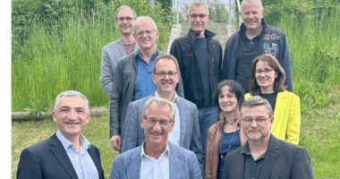 Unser Bild zeigt Landrat Dr. Ronny Raith (vorne v.li.) mit den Gymnasiums-Direktoren Martin Huber (Zwiesel) und Martin Friedl (Viechtach); mittlere Reihe, v.li. Berufsschulleiter Andreas Loibl, Förderschulrektorin Birgit Heigl-Venus, Schulleiterin Christine Seidl (Landwirtschaftsschule Regen, Abteilung Hauswirtschaft); hinten (v.li.) Förderschulkonrektor Thomas Adam (Regen), Hotelberufsschulleiter Xaver Dietrich, Realschuldirektor Alexander Reimer (Regen) und Realschuldirektor Stefan Spindler (Viechtach). Foto: Heiko Langer / Landratsamt Regen