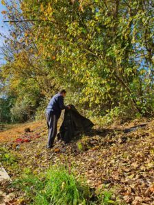 Klaus Hock packte selbst an und war erstaunt, wie viel Plastikfolien verbaut wurden.