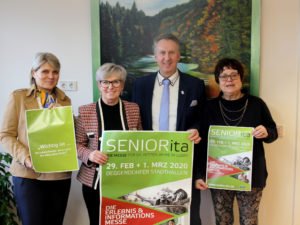 Sie freuen sich auf die Seniorenmesse (v.li.) Organisatorin Gaby Menacher, Landrätin Rita Röhrl, VdK-Kreisgeschäftsführer Helmut Plenk und die Kreisseniorenbeauftragte Christine Kreuzer. Foto: Langer/Landkreis Regen