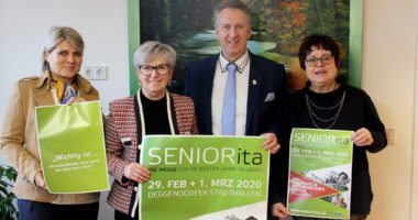 Sie freuen sich auf die Seniorenmesse (v.li.) Organisatorin Gaby Menacher, Landrätin Rita Röhrl, VdK-Kreisgeschäftsführer Helmut Plenk und die Kreisseniorenbeauftragte Christine Kreuzer. Foto: Langer/Landkreis Regen