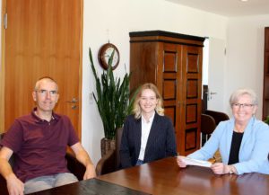 Vorsitzende und Landrätin Rita Röhrl (re.), Lena Stein und Matthias Wagner im Gespräch.  Foto: Antonia Neuberger/Landkreis Regen