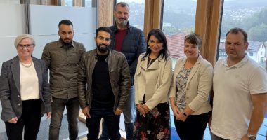 Unser Bild zeigt (v.li.) Landrätin Rita Röhrl mit Belal und Ziad Katanani Altaki, Dănuţ Emilian Pavel, Andreea Pavel sowie der Leiterin des Ausländeramtes Simone Kasberger und dem Sachbearbeiter Christian Raith. Foto: Heiko Langer/Landkreis Regen