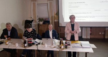 Landrätin Rita Röhrl (re.) hielt die Jahresabschlussrede; neben ihr sitezn, v.li. Kämmerer Hermann Fischer, Maria Dannerbauer, ihr Büroleiter Günther Weinberger. Foto: Heiko Langer