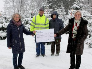 Elisabeth Weinhuber (li.) bekam von Landrätin Rita Röhrl den Scheck überreicht. Ein besonderer Dank ging an das Ehepaar Christian und Sonja Achatz, die durch die Baumspenden die Aktion erst möglich machten.  Foto: Langer/Landkreis Regen