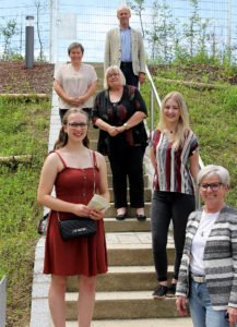 Unser Bild zeigt (von vorne nach hinten) Landrätin Rita Röhrl, die Klassensprecherinnen Lisa-Maria Kern und Sarah Seidl, Schulleiterin Andrea Feitz, Kathrin Binder und Jugendamtsleiter Martin Hackl. Foto: Langer/Landkreis Regen