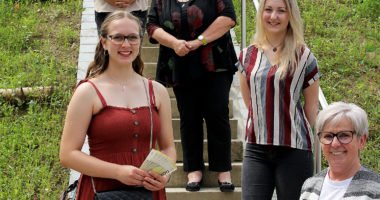 Unser Bild zeigt (von vorne nach hinten) Landrätin Rita Röhrl, die Klassensprecherinnen Lisa-Maria Kern und Sarah Seidl, Schulleiterin Andrea Feitz, Kathrin Binder und Jugendamtsleiter Martin Hackl. Foto: Langer/Landkreis Regen