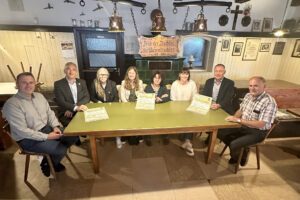 Sie freuen sich auf das Spielecafé, v.li. Tobias Wittenzellner, Landrat Dr. Ronny Raith, Susanne Wagner, Constanze Steffel, Wilma Steffel, Monika Glashauser, Bürgermeister Robert Muhr und Helmut Huber. Foto: Heiko Langer / Landratsamt Regen