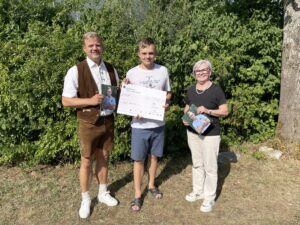 Unser Bild zeigt Landrätin Rita Röhrl und den Sportbeauftragten Harald Haase bei der Übergabe der Sportförderung an Dorian Burkardt aus Zwiesel. Foto: Heiko Langer/Landratsamt Regen