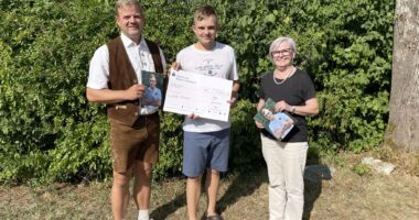 Unser Bild zeigt Landrätin Rita Röhrl und den Sportbeauftragten Harald Haase bei der Übergabe der Sportförderung an Dorian Burkardt aus Zwiesel. Foto: Heiko Langer/Landratsamt Regen