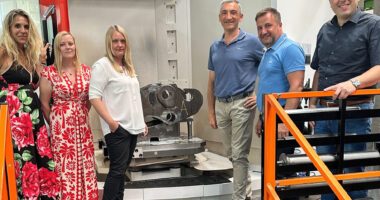 Alena (2.v.li.) und Isabell Pohl (3.v.li.) informierten die Besucher (v.li.) Simona Fink (Projekt Bayern-Böhmen), Landrat Dr. Ronny Raith, Bürgermeister Karl-Heinz Eppinger und den Leiter der Kreisentwicklung, Tobias Wittenzellner. Foto: Heiko Langer / Landratsamt Regen