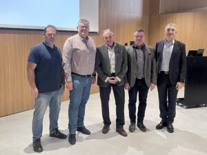 Diesmal fand die Dienstbesprechung der Standesbeamtinnen und-beamten im neuen Gemeindezentrum in Kirchdorf im Wald statt. V.li.: Christian Raith, Martin Lemberger, Gerold Haas, Bürgermeister Alois Wildfeuer und Landrat Dr. Ronny Raith. Foto: Iris Gehard / Landratsamt Regen