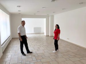 Unser Bild zeigt BRK-Geschäftsführer Günther Aulinger und Teamleiterin Alice Pinzl in den neuen Räumlichkeiten. Foto: Wölfl/Landkreis Regen