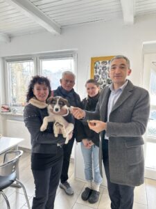  Gaby Wunner (v.li.), Rudolf Radlbeck, die künftige Tierheimleiterin Antonia Ammon und Landrat Dr. Ronny Raith mit Hund Madison im Tierheim Pometsau. Foto: Heiko Langer / Landratsamt Regen