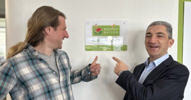 Landrat Dr. Ronny Raith (re.)und Kreisfachberater Martin Straub freuen sich über die Auszeichnung. Das Schild ist bereits in der Eingangshalle angebracht. Foto: Heiko Langer / Landratsamt Regen