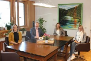 Die Ansprechpartner in Sachen Wohnraumförderung an einem Tisch (v.li.): Franziska Geiß, Helmut Plenk, Astrid Bender, Kerstin Pledl. Foto: Reinhard Wölfl/Landkreis Regen