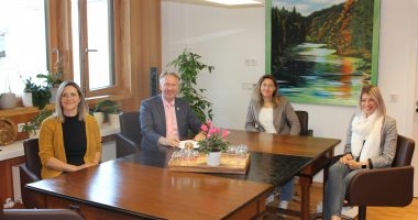 Die Ansprechpartner in Sachen Wohnraumförderung an einem Tisch (v.li.): Franziska Geiß, Helmut Plenk, Astrid Bender, Kerstin Pledl. Foto: Reinhard Wölfl/Landkreis Regen