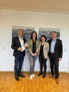 Unser Bild zeigt die Beraterinnen Franziska Geiß (2.v.li.) und Katharina Garhammer mit Landrat Dr. Ronny Raith (li.) und dem VdK-Geschäftsführer Helmut Plenk. Foto: Ilona Apfelbacher / Landratsamt Regen