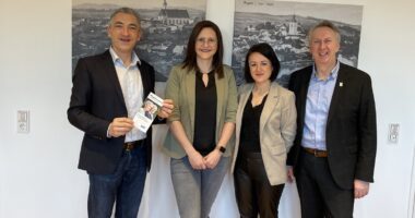 Unser Bild zeigt die Beraterinnen Franziska Geiß (2.v.li.) und Katharina Garhammer mit Landrat Dr. Ronny Raith (li.) und dem VdK-Geschäftsführer Helmut Plenk. Foto: Ilona Apfelbacher / Landratsamt Regen