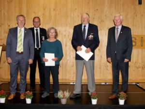 Karl Heinz Schedlbauer (4.v.li.) ist seit 50 Jahren in der BRK Bereitschaft Viechtach aktiv, Marianne Haas seit 40 Jahren. Auch hier gratulierten der stellvertretende Landrat Helmut Plenk (li.), BRK-Kreisgeschäftsführer Günther Aulinger (2.v.li.) und der stellvertretene Kreisvorsitzende des BKR Walter Fritz. Foto: Langer