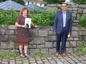 Bürgermeister Franz Wittmann gratulierte Marianne Vorig zur Ehrung. Foto: Langer/Landkreis Regen