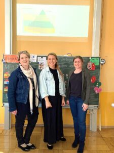 Unser Bild zeigt, v.li.   Lehrerin Christine Leitl, Referentin Elisabeth Anzeneder, Michaela Müller aus dem Jugendamt Regen. Foto: Nicole Ernst / Landratsamt Regen