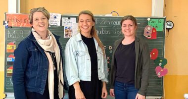 Unser Bild zeigt, v.li.   Lehrerin Christine Leitl, Referentin Elisabeth Anzeneder, Michaela Müller aus dem Jugendamt Regen. Foto: Nicole Ernst / Landratsamt Regen