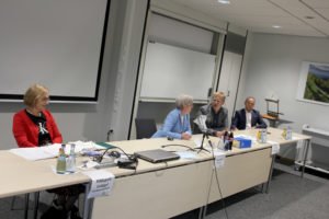 Sie informierten über die Auswirkungen der Auszählfehler, v.li. Hildegard Feldigel (Kommunalaufsicht), Landrätin Rita Röhrl, Jurist Alexander Kraus und Landratsamtsgeschäftsleiter Günther Weinberger. Foto: Langer/Landkreis Regen