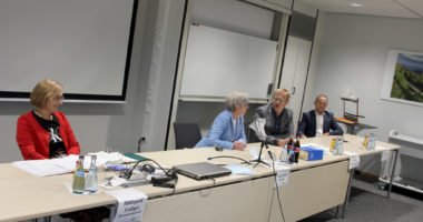 Sie informierten über die Auswirkungen der Auszählfehler, v.li. Hildegard Feldigel (Kommunalaufsicht), Landrätin Rita Röhrl, Jurist Alexander Kraus und Landratsamtsgeschäftsleiter Günther Weinberger. Foto: Langer/Landkreis Regen