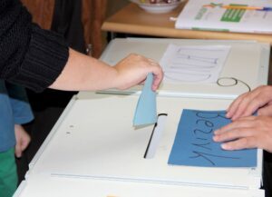 Es gibt nicht nur verschiedene Wahlurnen in den Wahllokalen. Es gibt auch mehrere Wahlbenachrichtigungen, die unterschiedlich verschickt werden. Foto: Archiv Langer