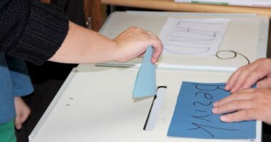 Es gibt nicht nur verschiedene Wahlurnen in den Wahllokalen. Es gibt auch mehrere Wahlbenachrichtigungen, die unterschiedlich verschickt werden. Foto: Archiv Langer