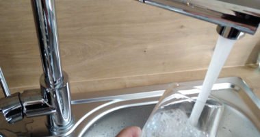 Wer Trinkwasser aus einem Hausbrunnen bezieht, muss es regelmäßig untersuchen lassen. Foto: Langer/Landkreis Regen