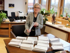  Unser Bild zeigt Landrätin Rita Röhrl mit der Weihnachtspost für die Gewinnspielteilnehmer. Foto: Langer/Landkreis Regen