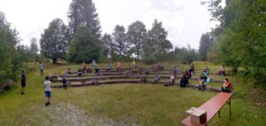 Im Amphitheater wurden am Ende auch die Teilnehmerzertifikate verliehen. Foto: Langer/Landkreis Regen