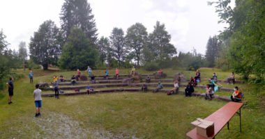 Im Amphitheater wurden am Ende auch die Teilnehmerzertifikate verliehen. Foto: Langer/Landkreis Regen