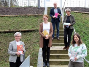 Unser Bild zeigt Landrätin Rita Röhrl (li.) mit den Kokimitarbeiterinnen Barbara Kreuzer (2.v.li.) und Anita Kasberger (re.) zusammen mit Jugendamtsleiter Martin Hackl und der zuständigen Abteilungsleiterin Ilka Langhammer-Rückl. Foto: Langer/Landkreis Regen