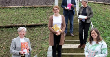 Unser Bild zeigt Landrätin Rita Röhrl (li.) mit den Kokimitarbeiterinnen Barbara Kreuzer (2.v.li.) und Anita Kasberger (re.) zusammen mit Jugendamtsleiter Martin Hackl und der zuständigen Abteilungsleiterin Ilka Langhammer-Rückl. Foto: Langer/Landkreis Regen