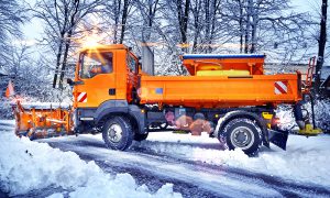 Symbolfoto Winterdienst Schneeräumfahrzeug. Foto: AdobeStock.com / © Petair